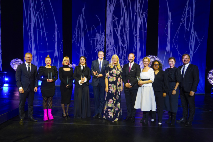 Kronprinsparet sammen med vinnerne av de fem ulike prisene som ble delt ut under Nordisk råds prisutdeling i Den Norske Opera & Ballett i Oslo tirsdag kveld. Foto: Terje Pedersen / NTB 